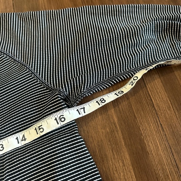 Lululemon Swiftly Tech Long Sleeve Crew
Tempo Stripe Black White
W3F79S
Size 8 - Picture 4 of 5